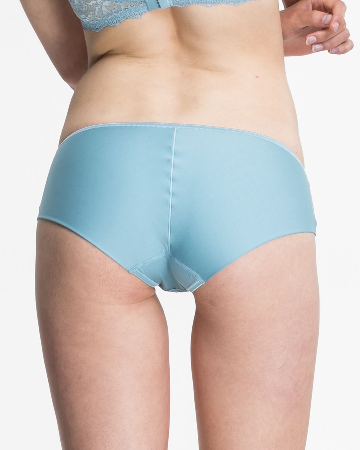Model trägt Low Hip in shark aus der Serie Lacy, Ansicht von hinten.