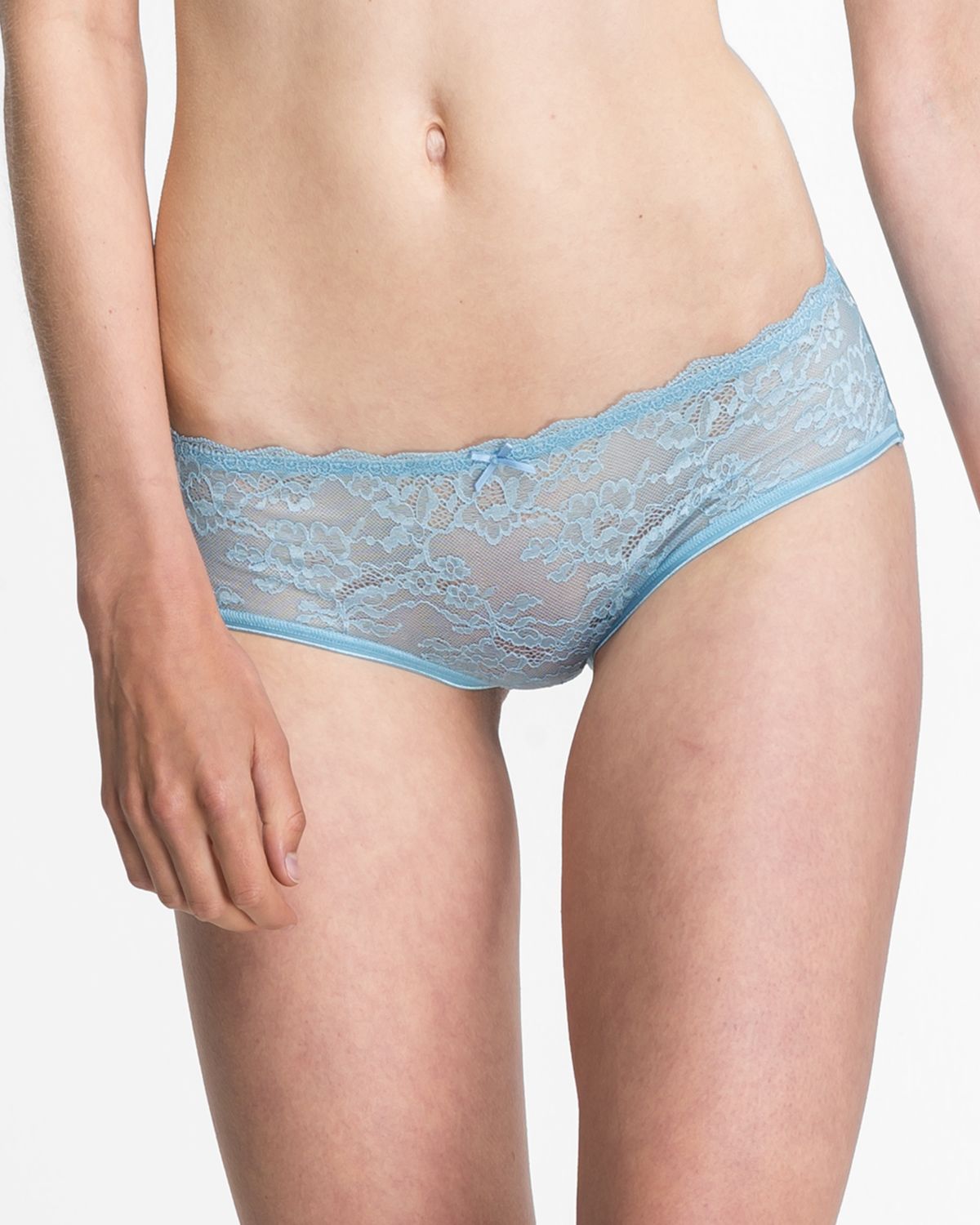 Model trägt Low Hip in shark aus der Serie Lacy, Ansicht von vorne.