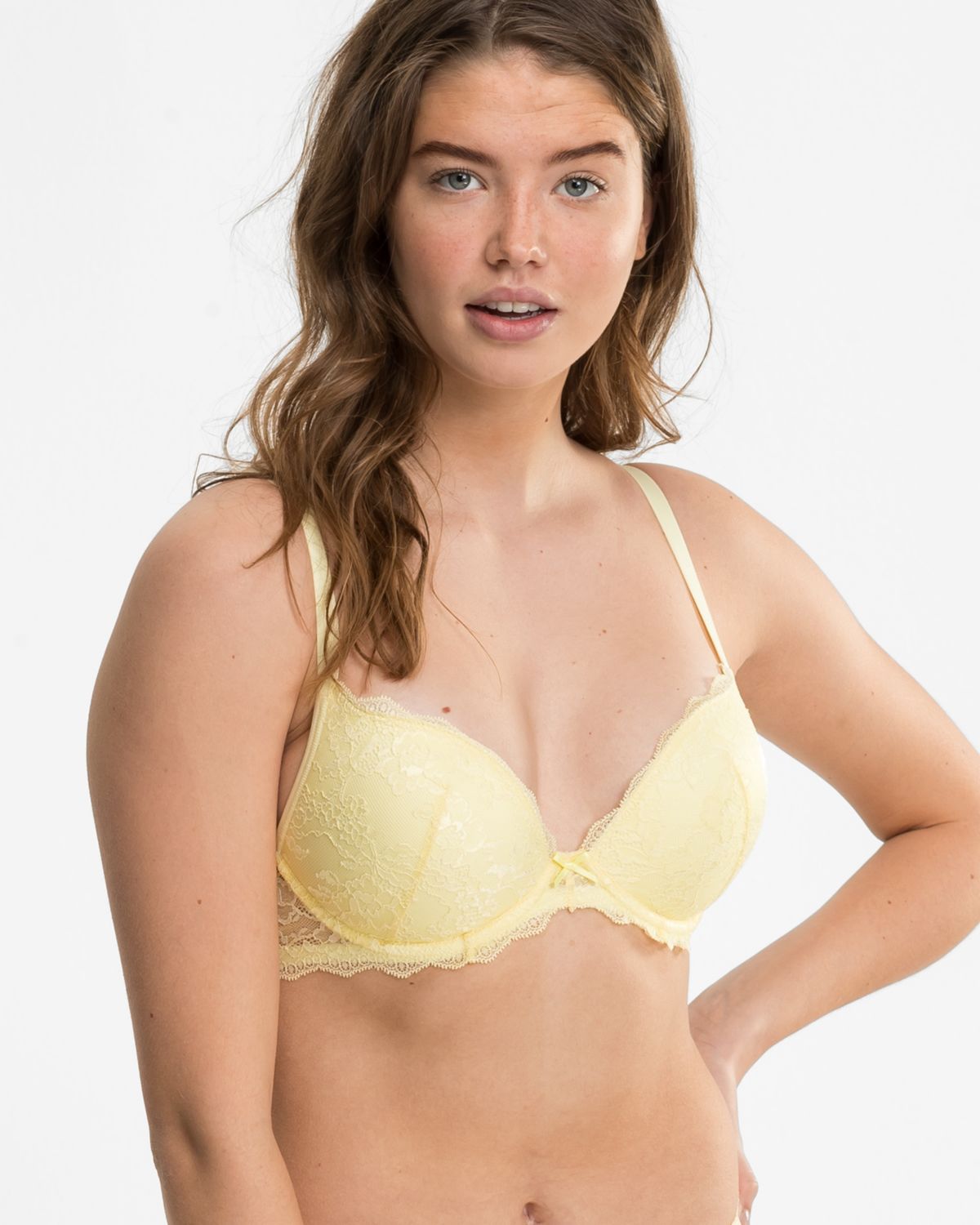 Model trägt Push up BH mit Bügel in zitrone aus der Serie Lacy, Ansicht von vorne.