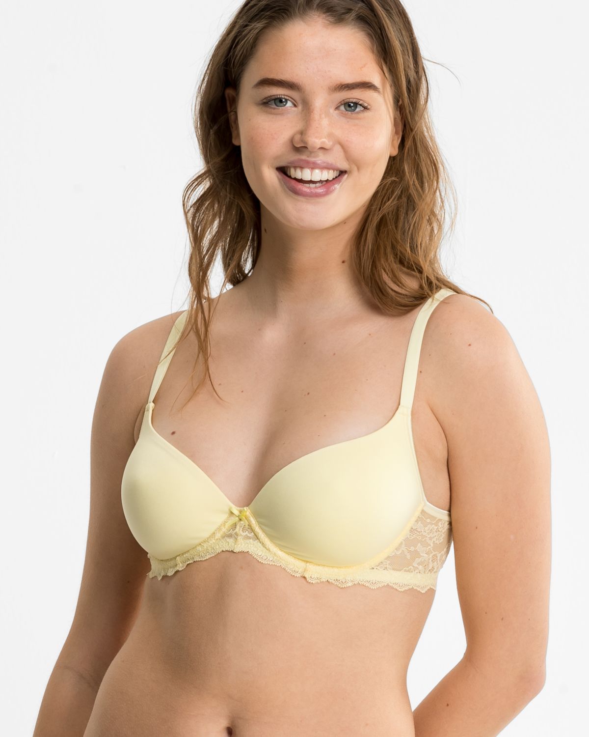 Model trägt Schalen BH mit Bügel in zitrone aus der Serie Lacy, Ansicht von vorne.
