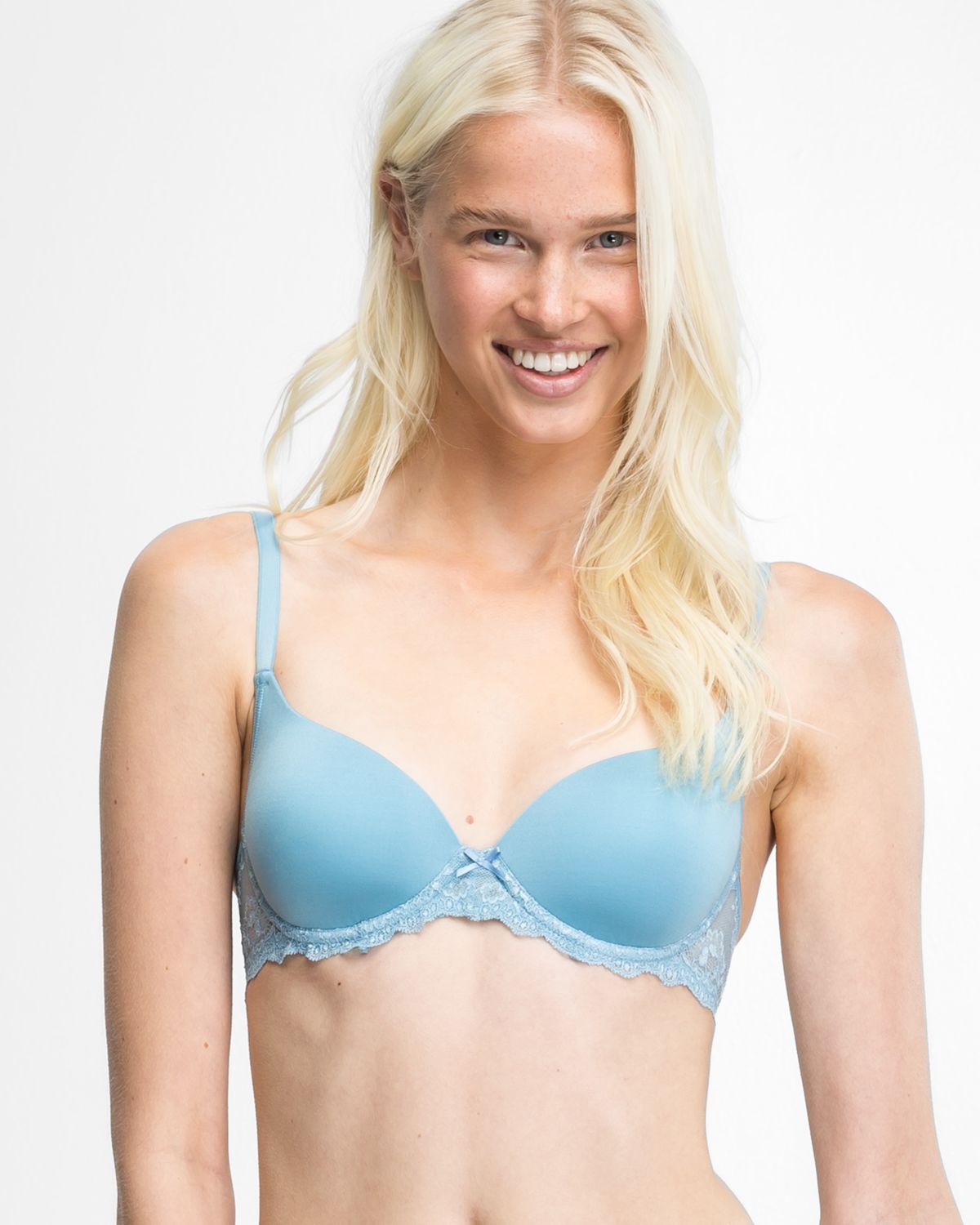 Model trägt Schalen BH mit Bügel in shark aus der Serie Lacy, Ansicht von vorne.