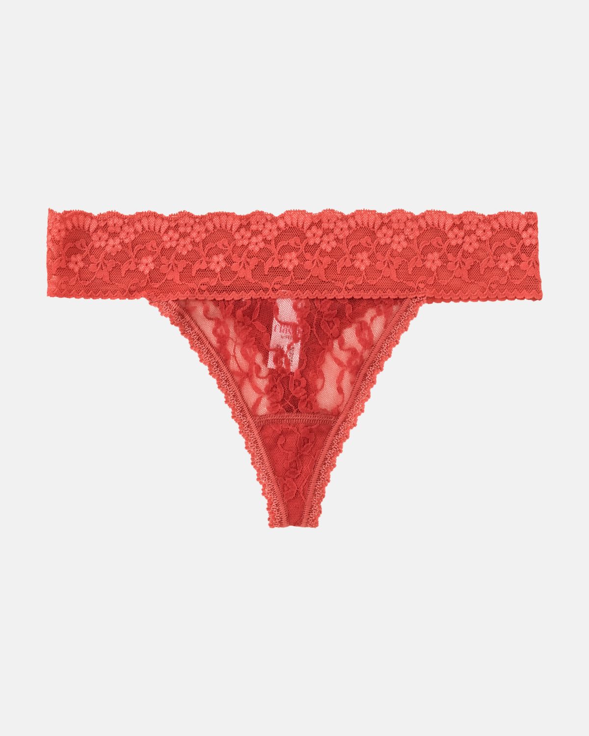 String, Triangleform in pepper aus der Serie Lacy, flach auf einer Oberfläche liegend.