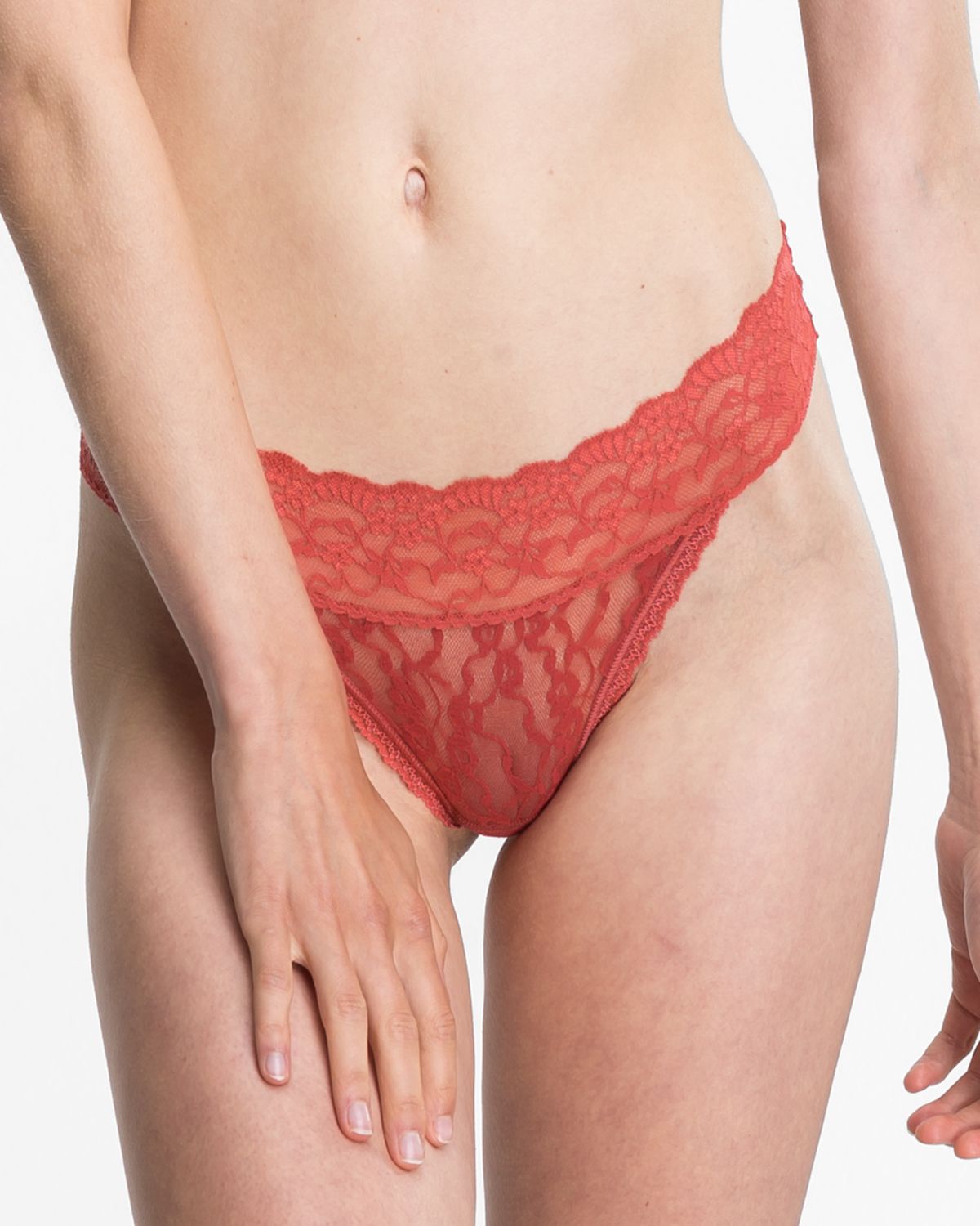 Model trägt String, Triangleform in pepper aus der Serie Lacy, Ansicht von vorne.