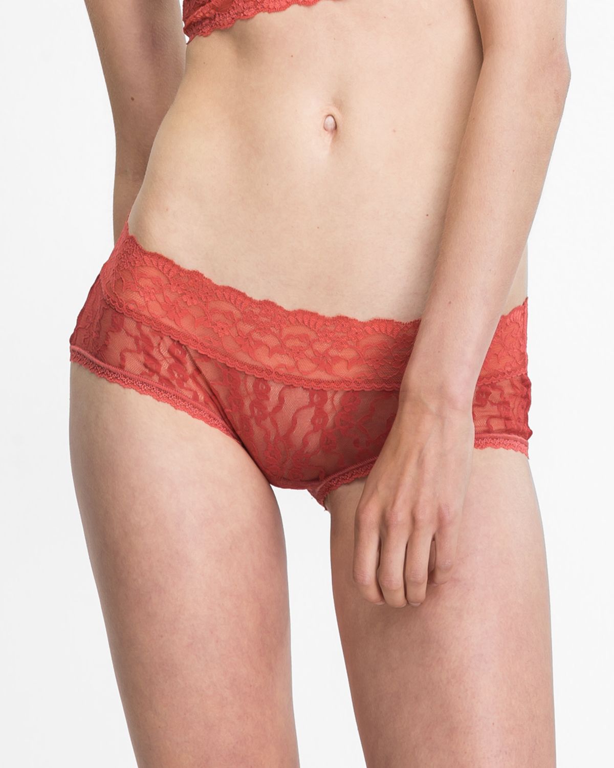 Model trägt Low Hip in pepper aus der Serie Lacy, Ansicht von vorne.