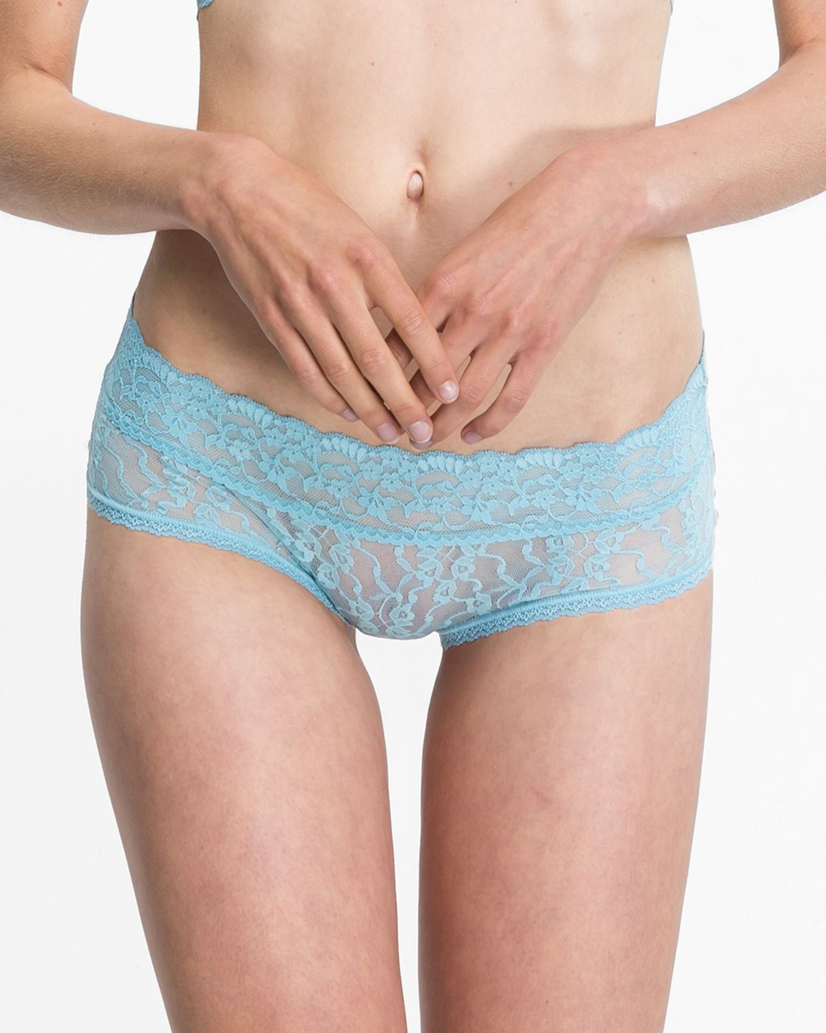 Model trägt Low Hip in shark aus der Serie Lacy, Ansicht von vorne.