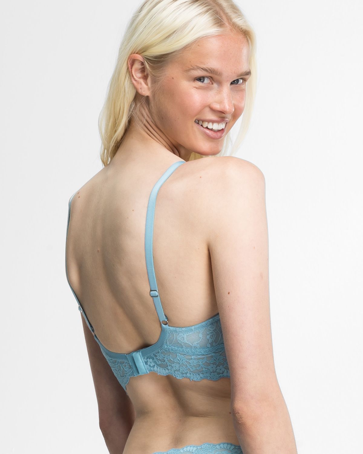 Model trägt Schalen BH Longline in shark aus der Serie Lacy, Ansicht von hinten.