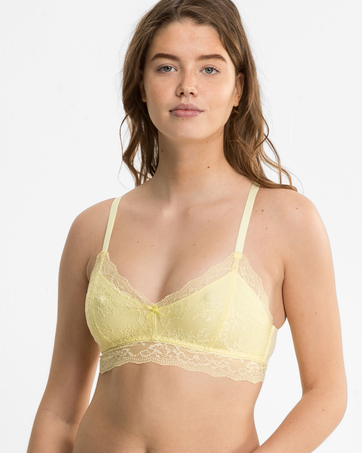 Model trägt Bralette in zitrone aus der Serie Lacy, Ansicht von vorne.