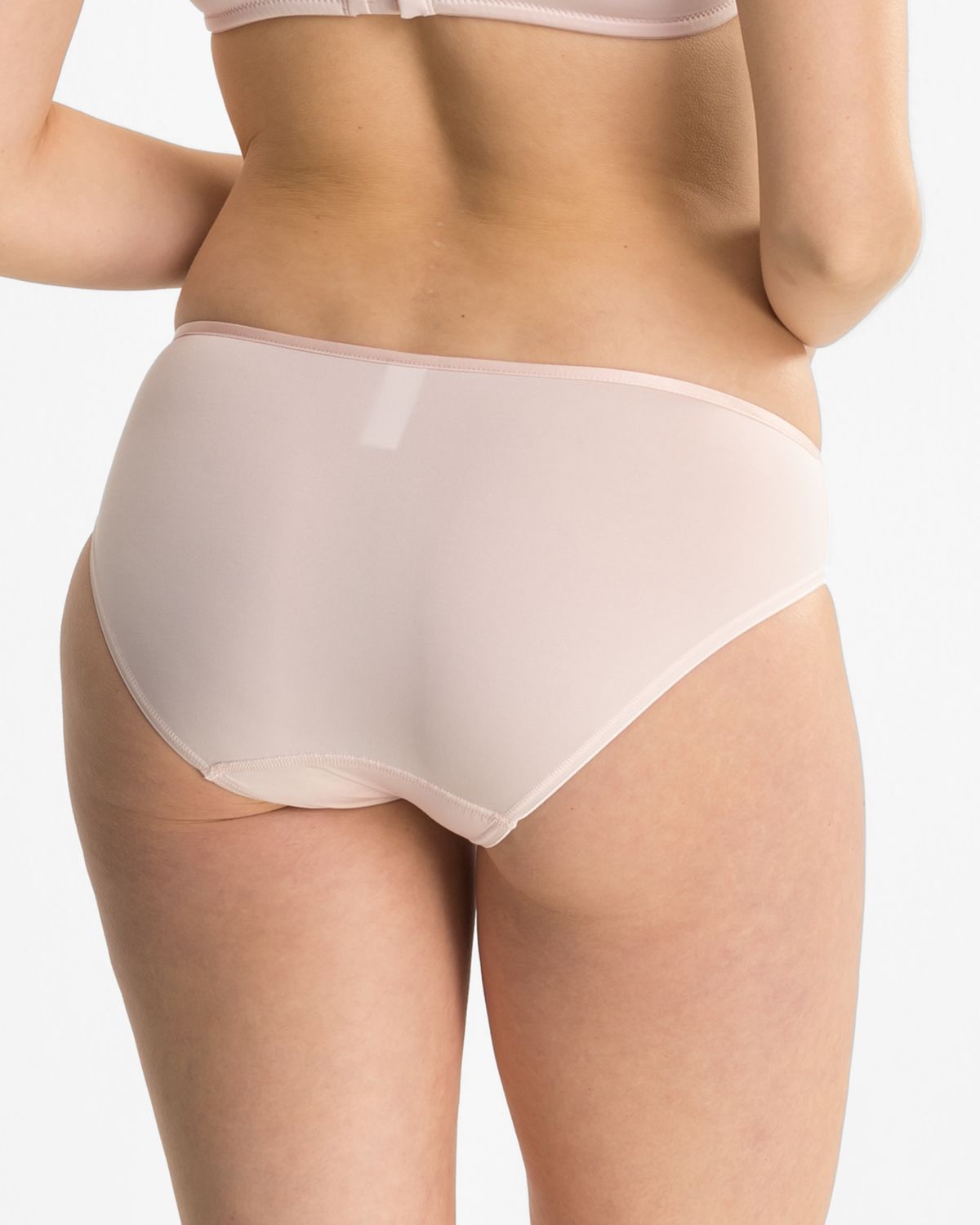 Model trägt Bikinislip in lychee aus der Serie Rosalie, Ansicht von hinten.