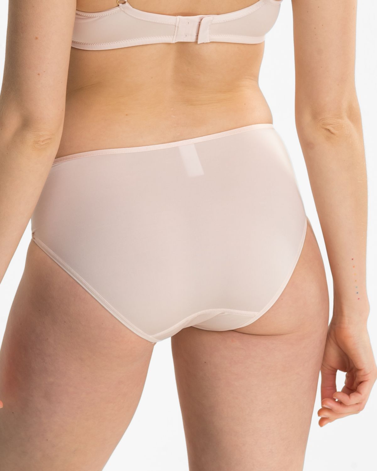 Model trägt Midislip in lychee aus der Serie Rosalie, Ansicht von hinten.