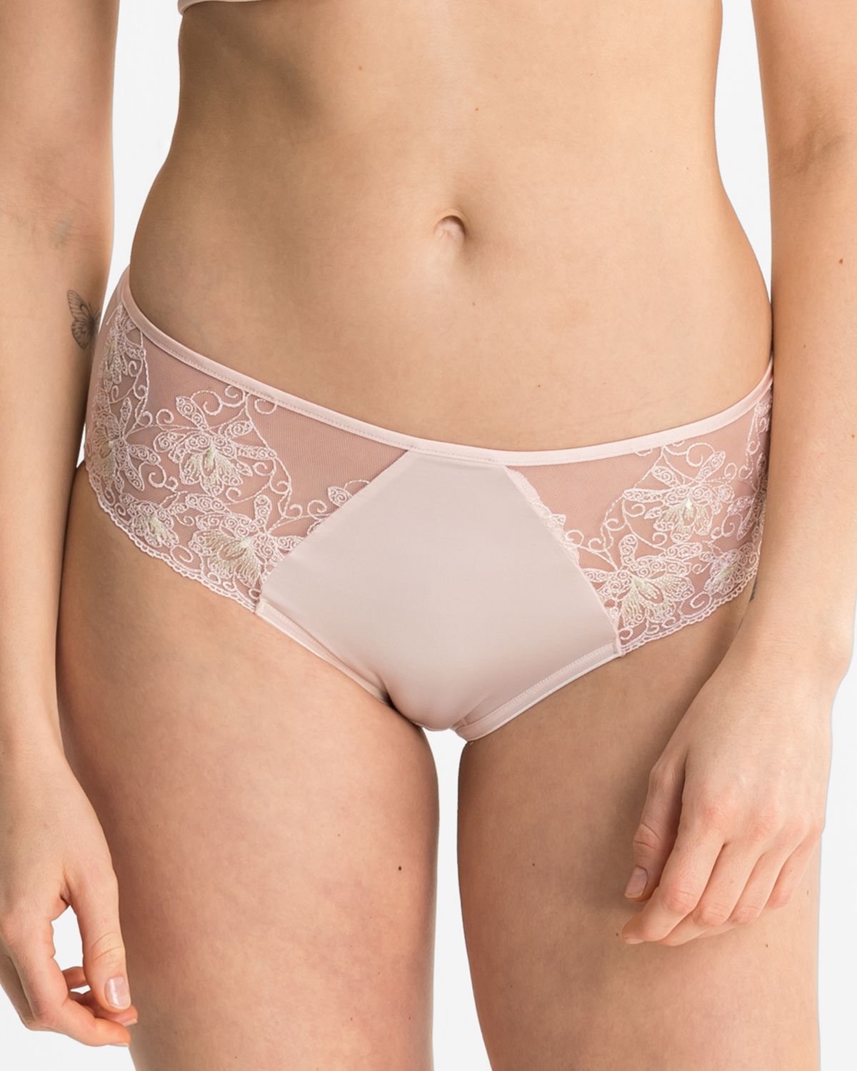 Model trägt Midislip in lychee aus der Serie Rosalie, Ansicht von vorne.