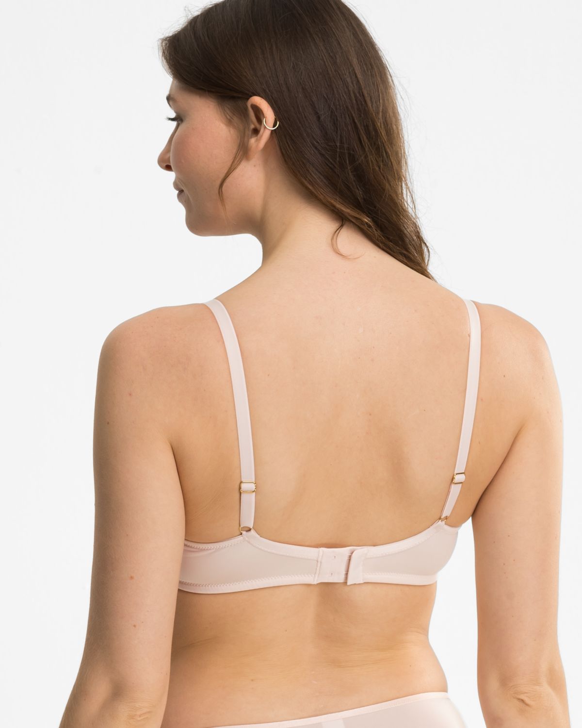 Model trägt Bügel BH Balcony in lychee aus der Serie Rosalie, Ansicht von hinten.