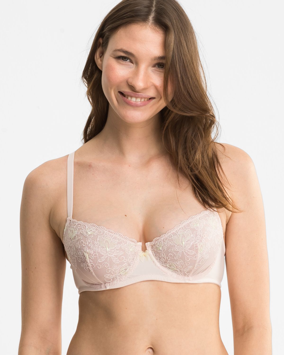 Model trägt Bügel BH Balcony in lychee aus der Serie Rosalie, Ansicht von vorne.