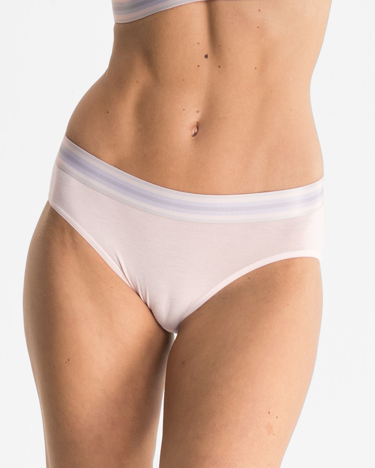 Model trägt Bikinislip in lychee mélé aus der Serie Ruby, Ansicht von vorne.