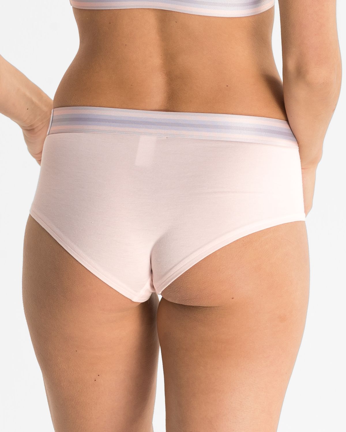 Model trägt Pant in lychee mélé aus der Serie Ruby, Ansicht von hinten.