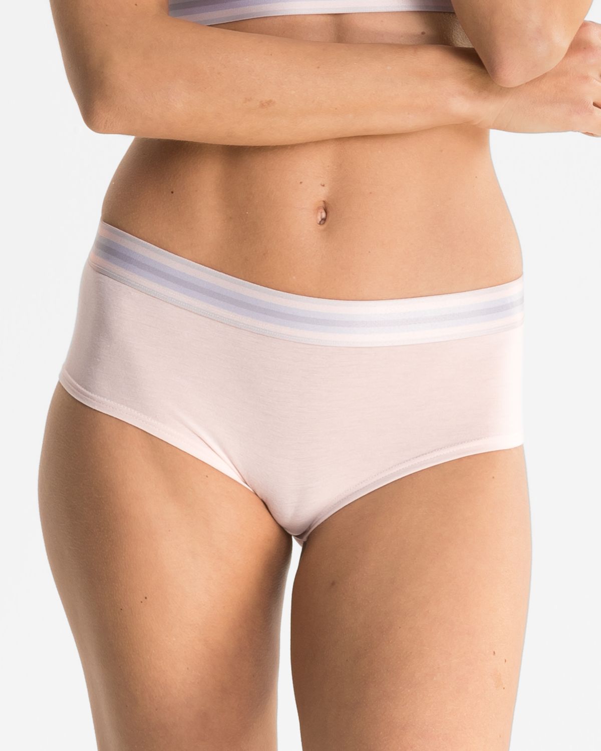 Model trägt Pant in lychee mélé aus der Serie Ruby, Ansicht von vorne.