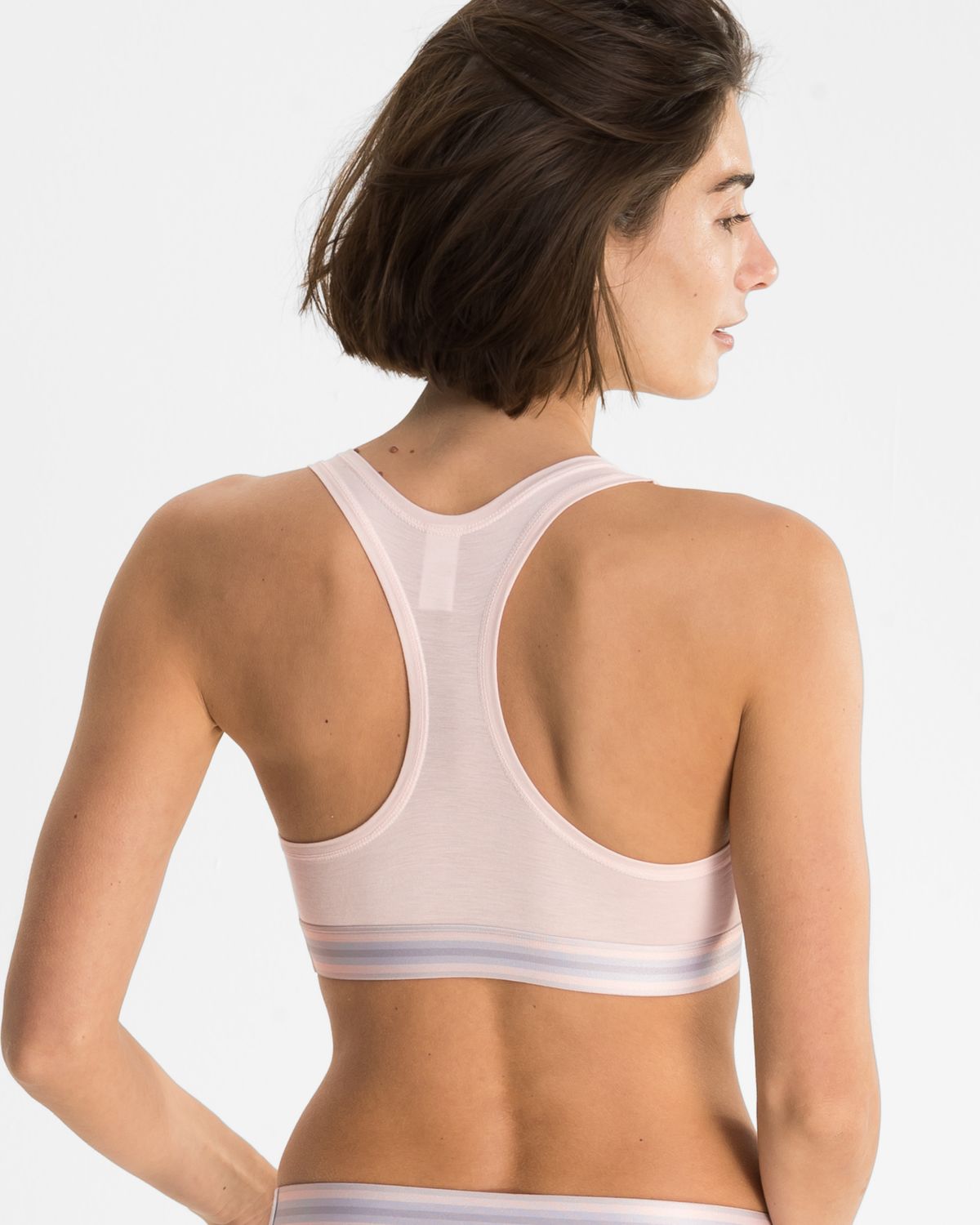 Model trägt Bustier in lychee mélé aus der Serie Ruby, Ansicht von hinten.