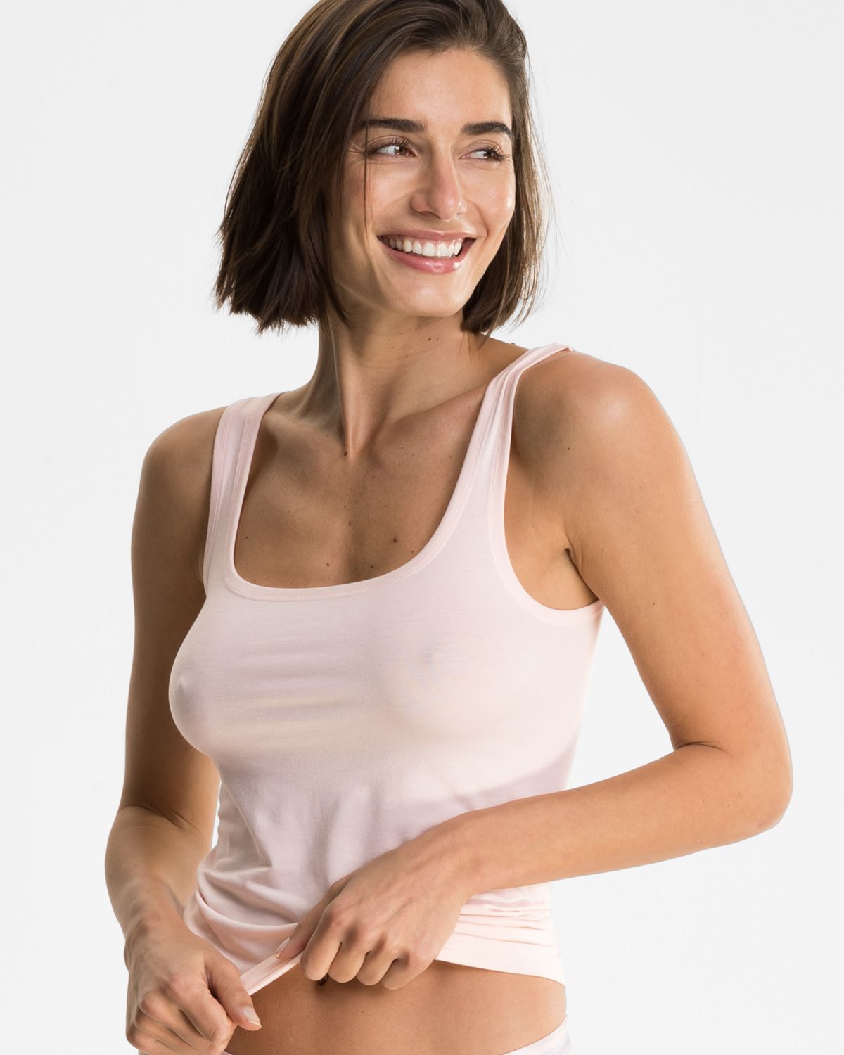 Model trägt Achselhemd in lychee mélé aus der Serie Ruby, Ansicht von vorne.