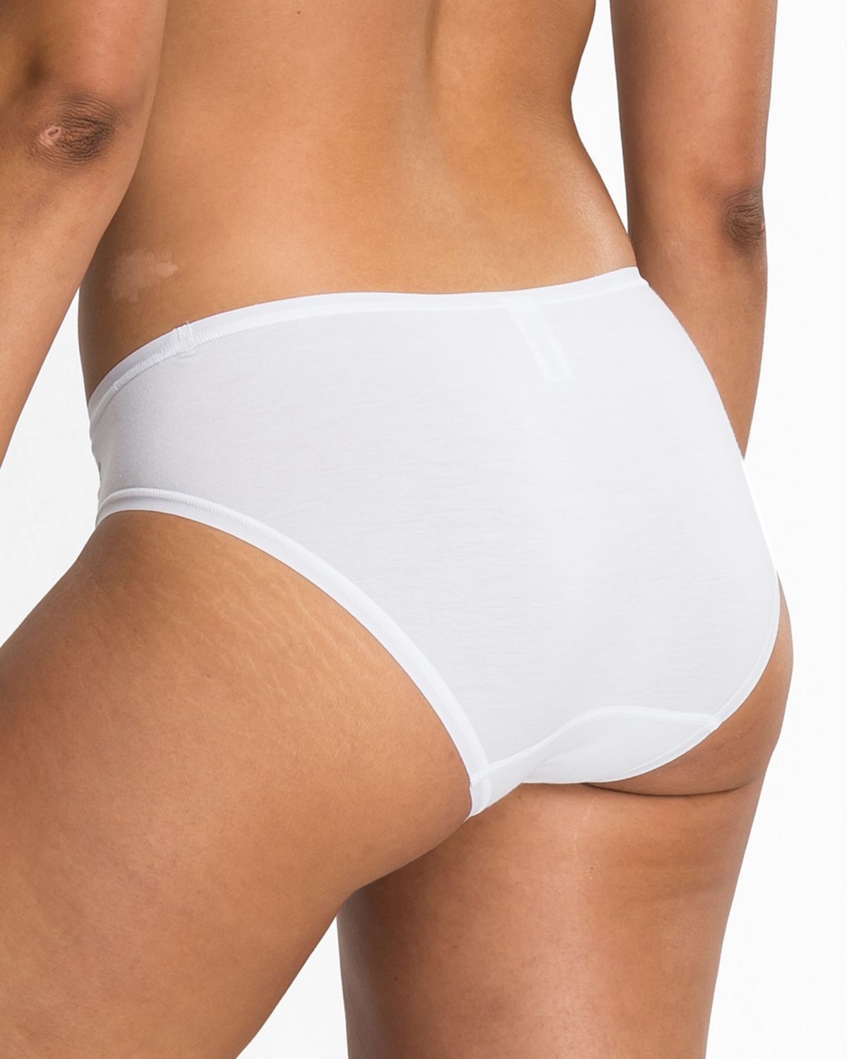 Model trägt Minislip in weiß aus der Serie Softfeeling, Ansicht von hinten.