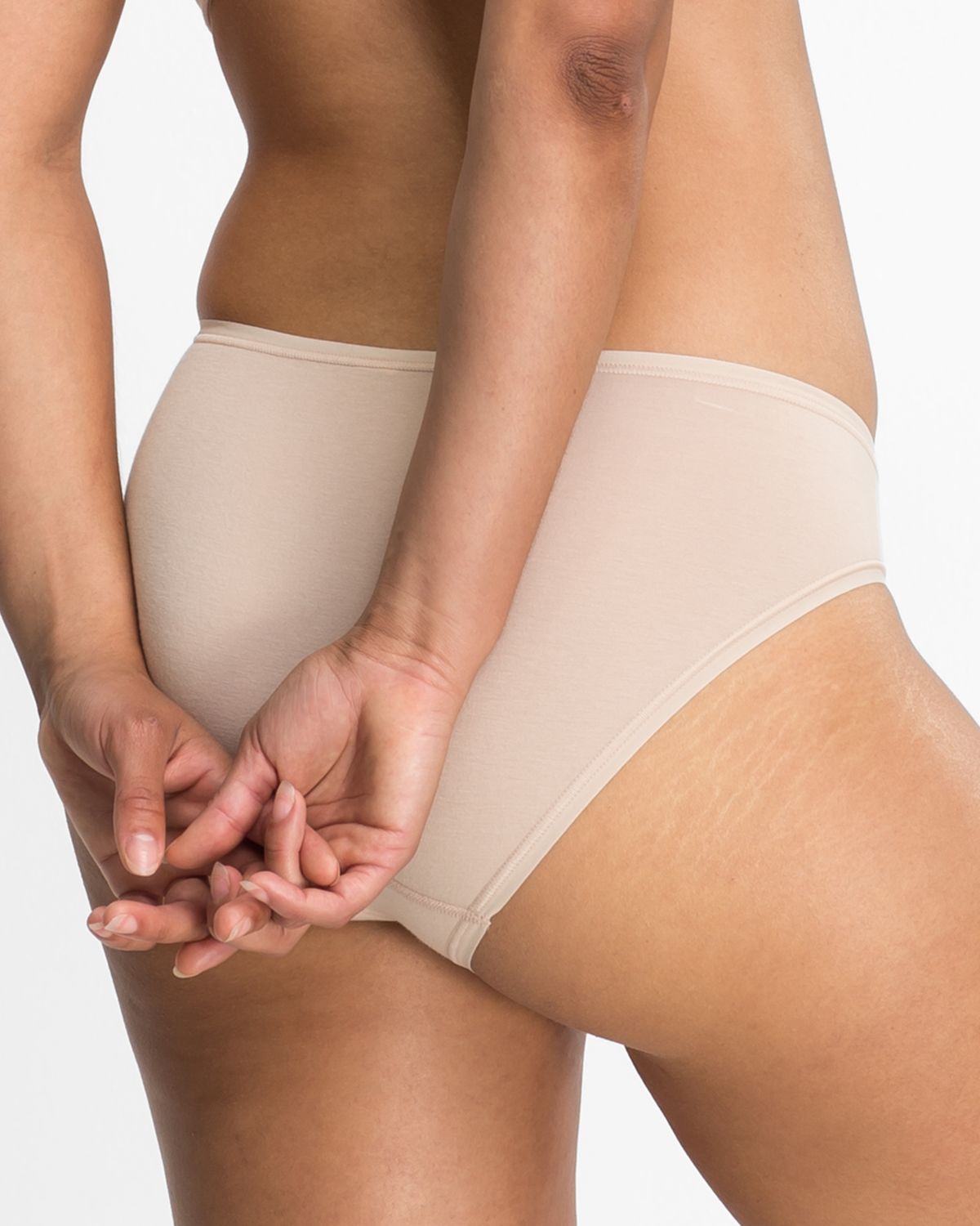 Model trägt Minislip in skin aus der Serie Softfeeling, Ansicht von hinten.