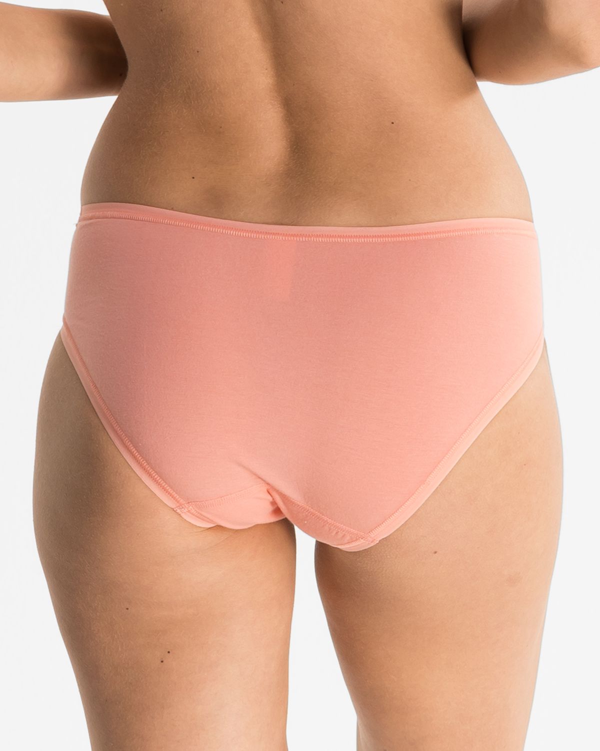 Model trägt Minislip in melone aus der Serie Softfeeling, Ansicht von hinten.