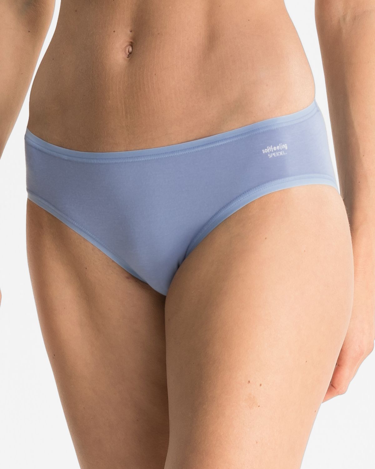 Model trägt Minislip in blue aus der Serie Softfeeling, Ansicht von vorne.