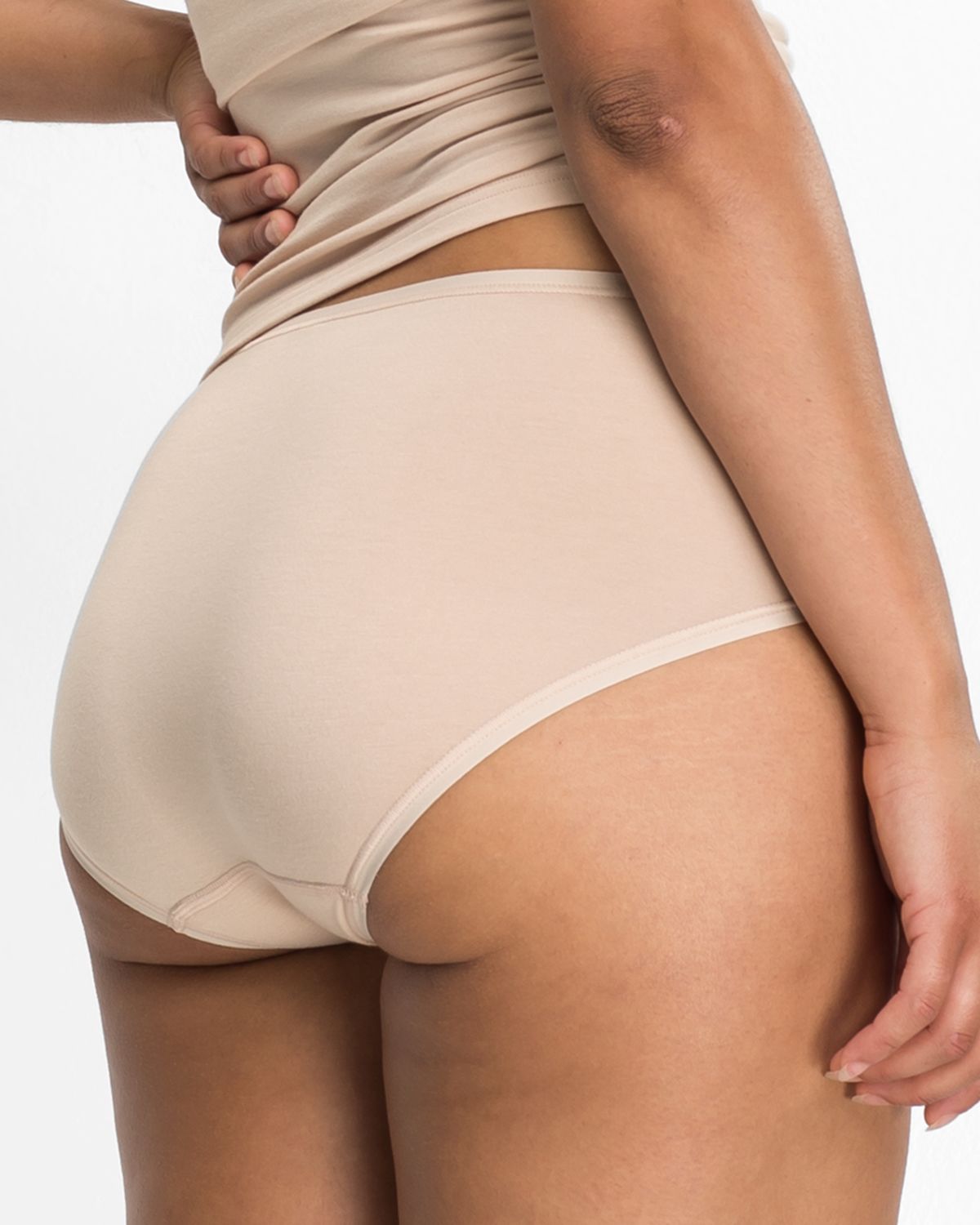 Model trägt Maxislip in skin aus der Serie Softfeeling, Ansicht von hinten.