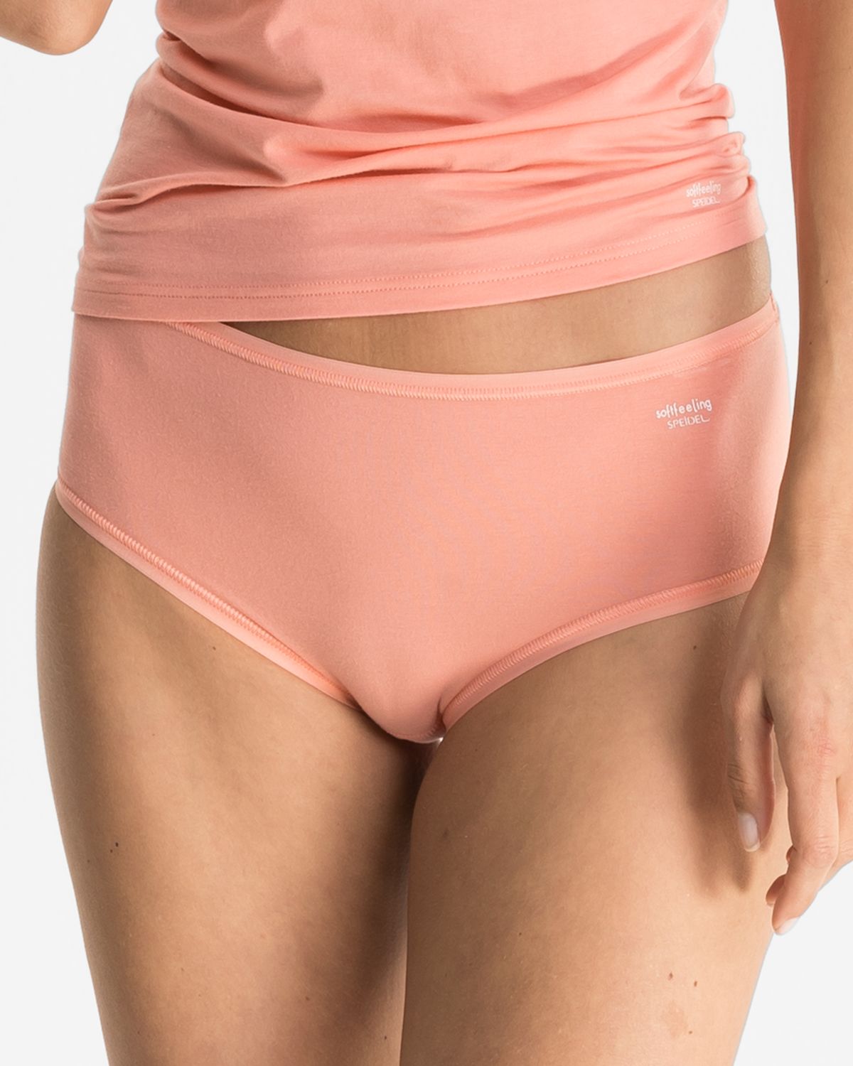 Model trägt Maxislip in melone aus der Serie Softfeeling, Ansicht von vorne.