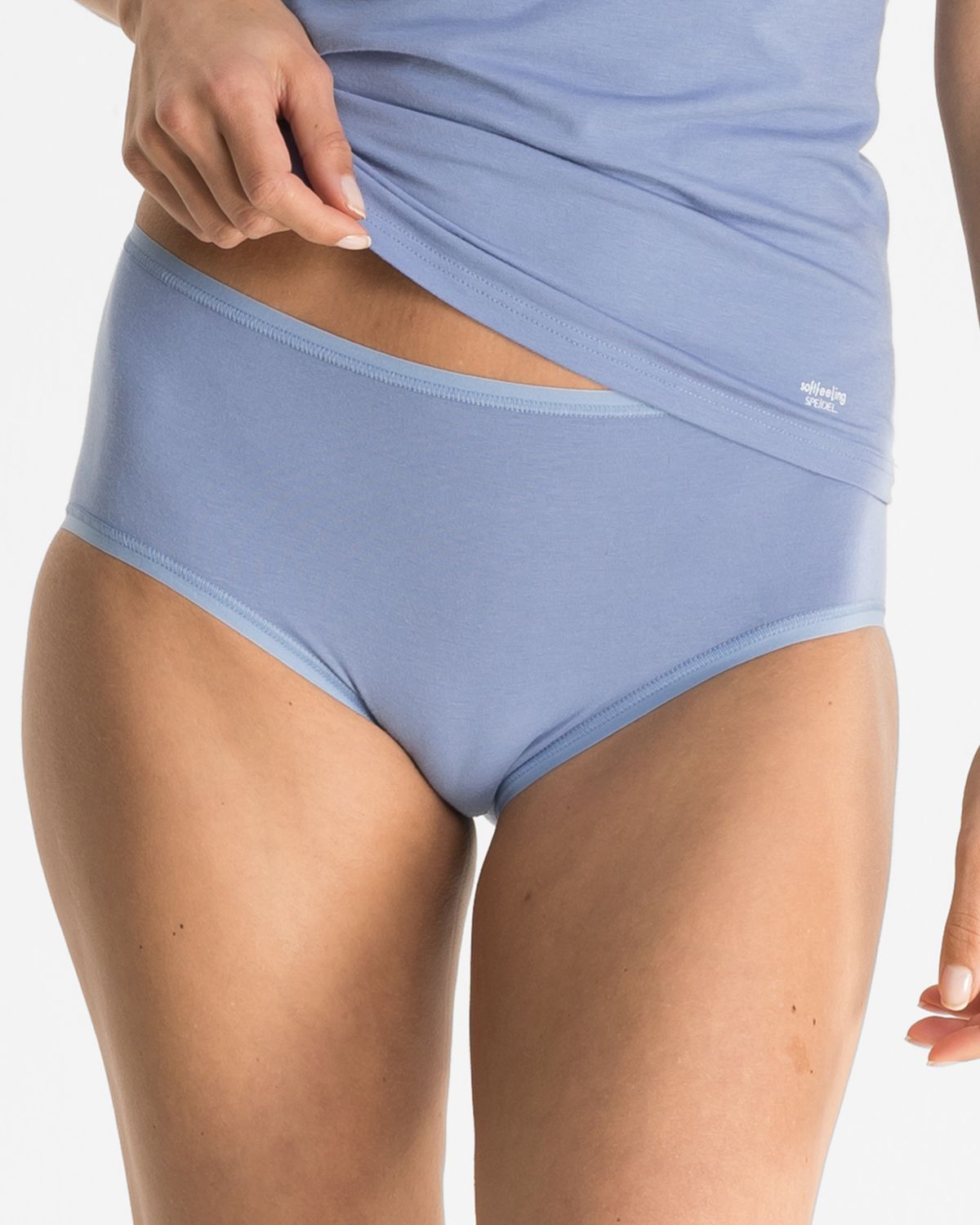 Model trägt Maxislip in blue aus der Serie Softfeeling, Ansicht von vorne.