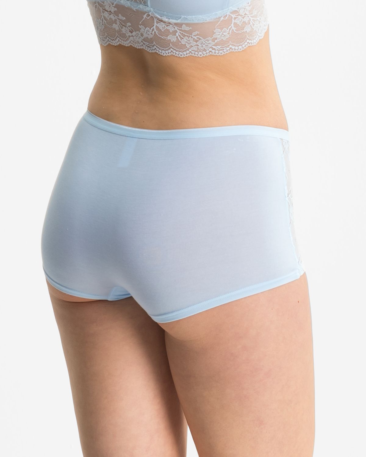 Model trägt Pant in aquamarin aus der Serie Romy, Ansicht von hinten.