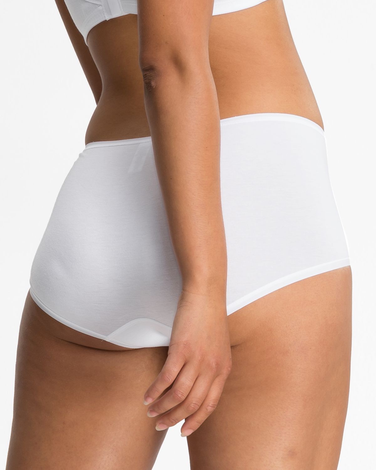 Model trägt Pant in weiß aus der Serie Softfeeling, Ansicht von hinten.