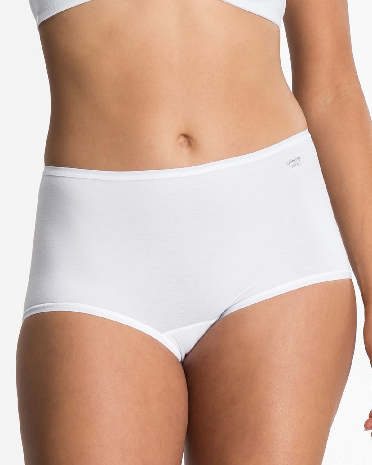 Model trägt Pant in weiß aus der Serie Softfeeling, Ansicht von vorne.