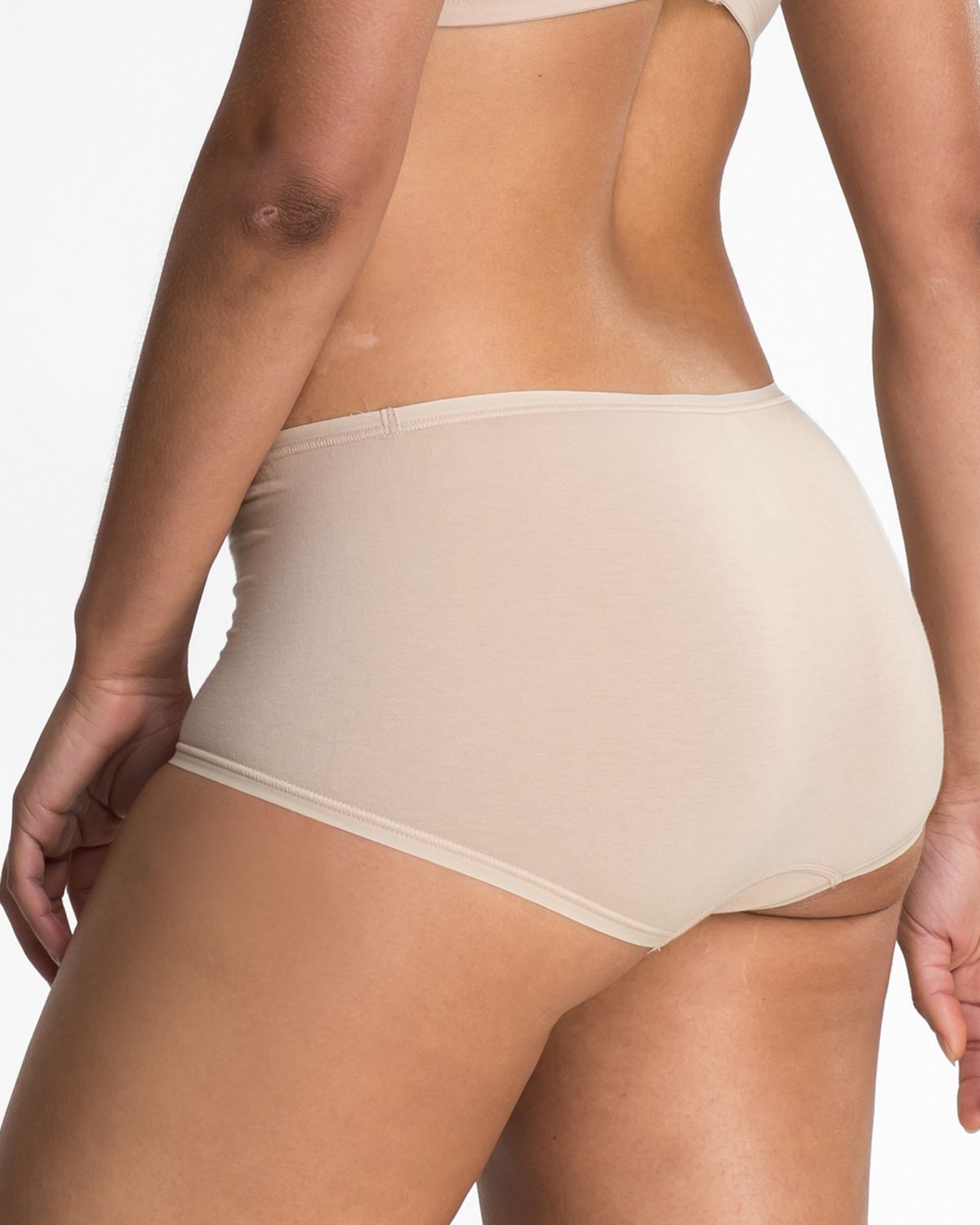 Model trägt Pant in skin aus der Serie Softfeeling, Ansicht von hinten.