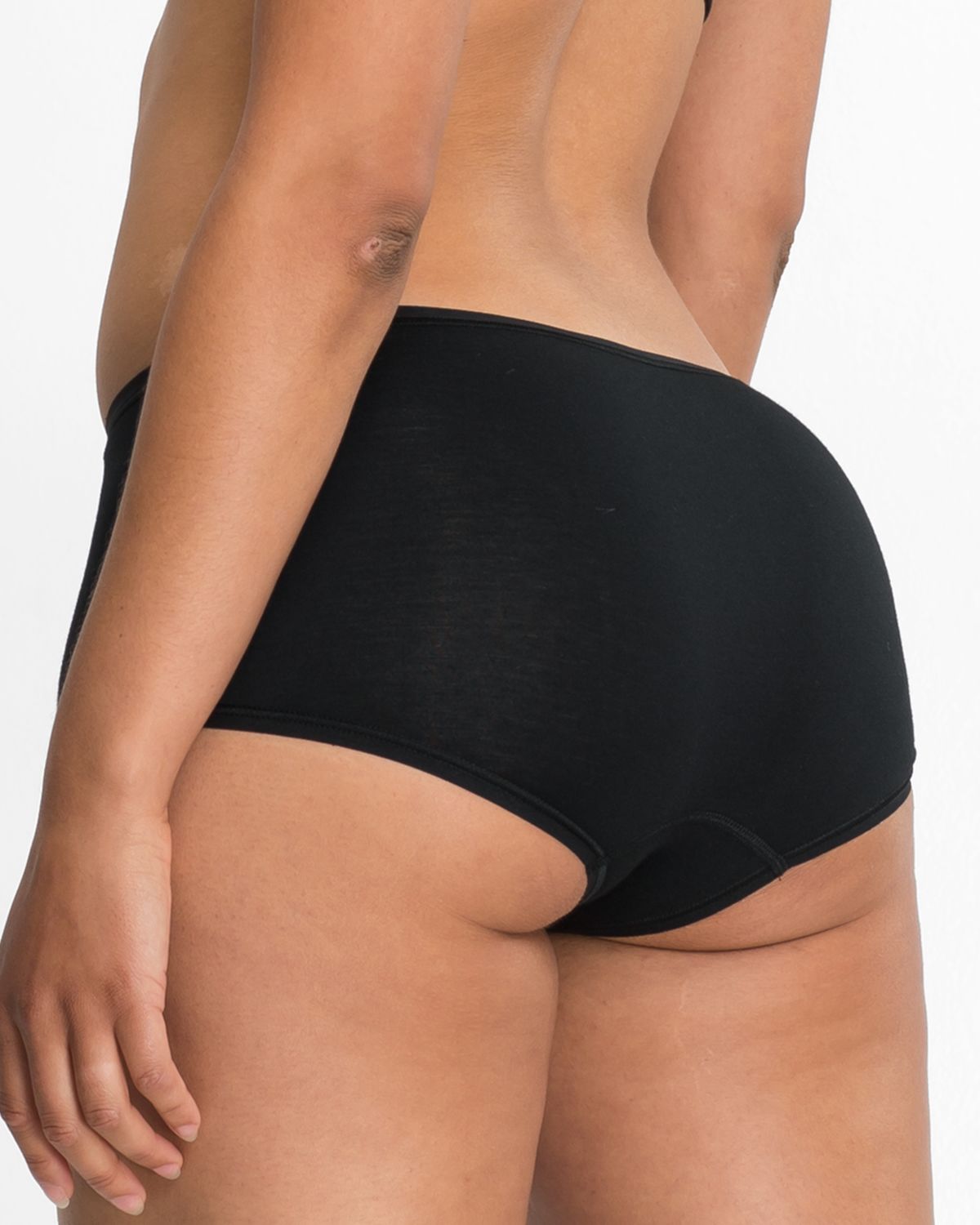 Model trägt Pant in schwarz aus der Serie Softfeeling, Ansicht von hinten.