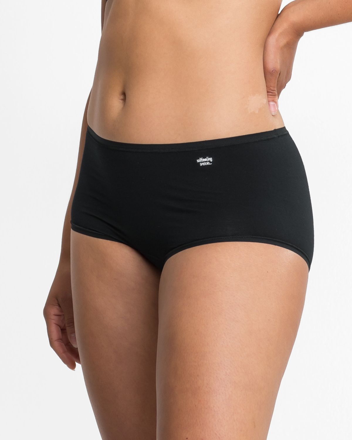 Model trägt Pant in schwarz aus der Serie Softfeeling, Ansicht von vorne.