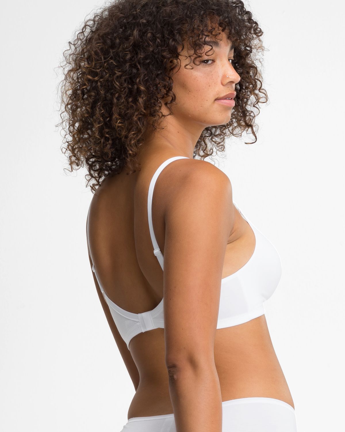Model trägt Soft BH gemoldet in weiß aus der Serie Softfeeling, Ansicht von hinten.