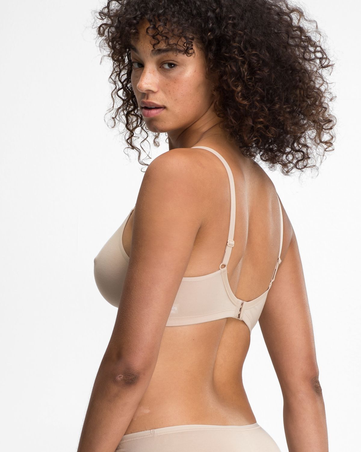 Model trägt Soft BH gemoldet in skin aus der Serie Softfeeling, Ansicht von hinten.