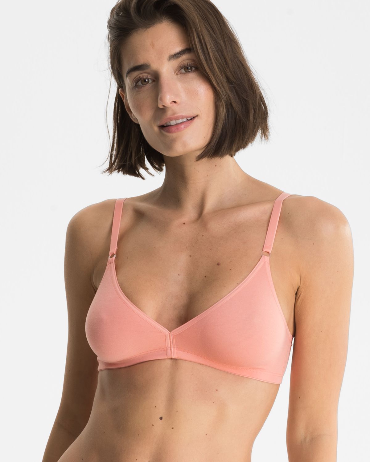 Model trägt Soft BH gemoldet in melone aus der Serie Softfeeling, Ansicht von vorne.