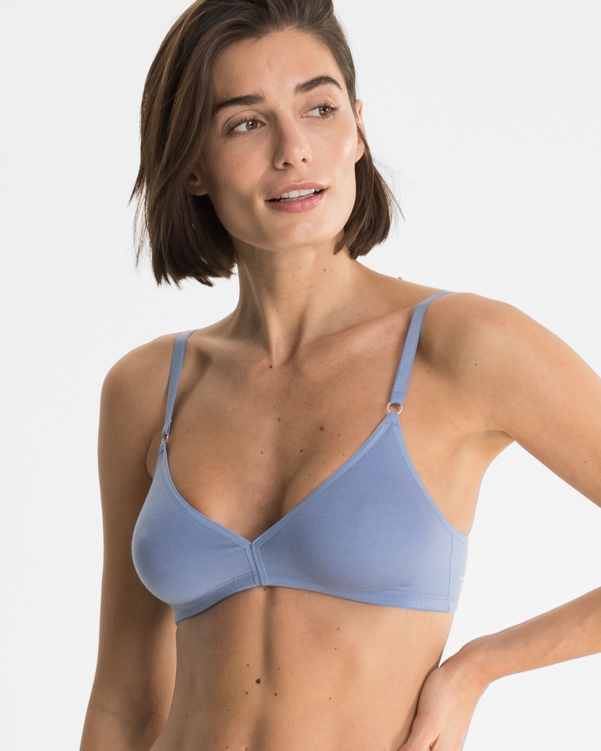 Model trägt Soft BH gemoldet in blue aus der Serie Softfeeling, Ansicht von vorne.