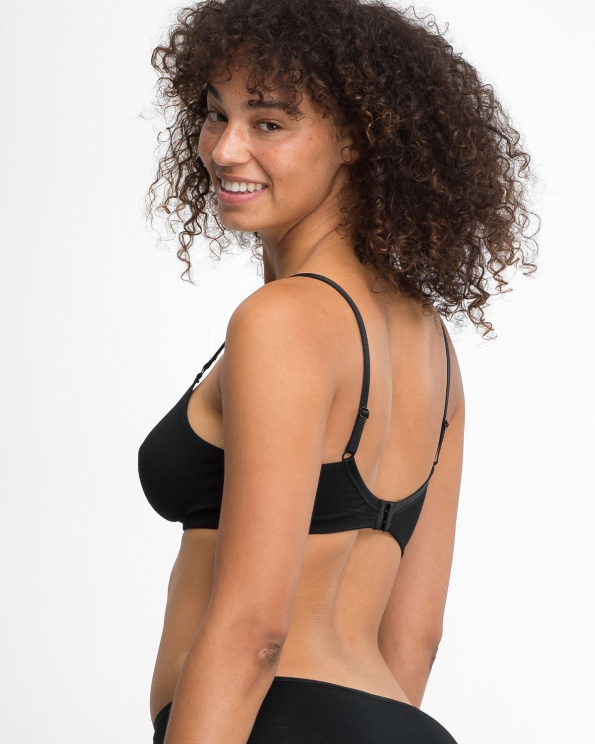 Model trägt Soft BH gemoldet in schwarz aus der Serie Softfeeling, Ansicht von hinten.