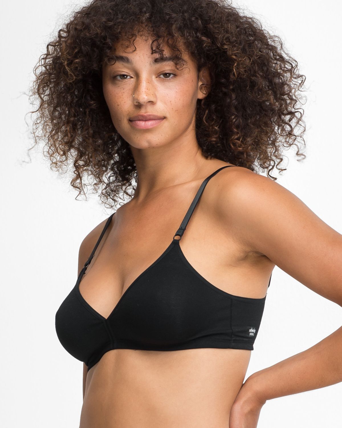 Model trägt Soft BH gemoldet in schwarz aus der Serie Softfeeling, Ansicht von vorne.