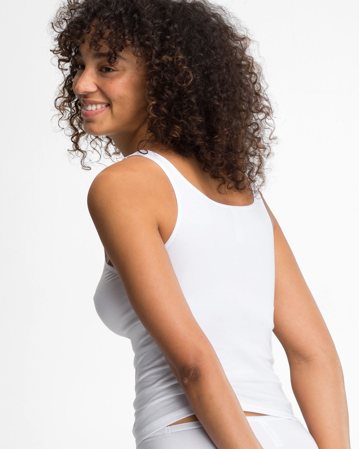 Model trägt Trägerhemd in weiß aus der Serie Softfeeling, Ansicht von hinten.
