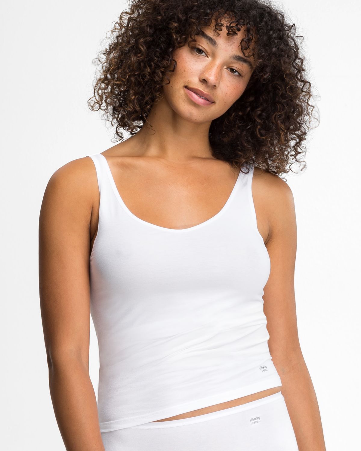 Model trägt Trägerhemd in weiß aus der Serie Softfeeling, Ansicht von vorne.