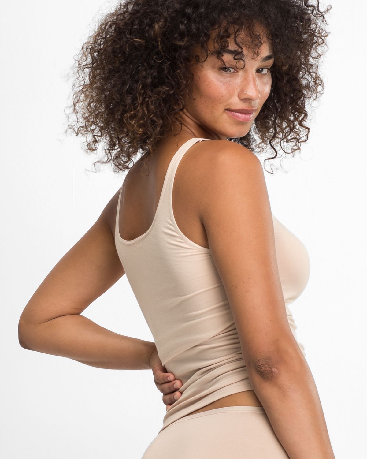 Model trägt Trägerhemd in skin aus der Serie Softfeeling, Ansicht von hinten.
