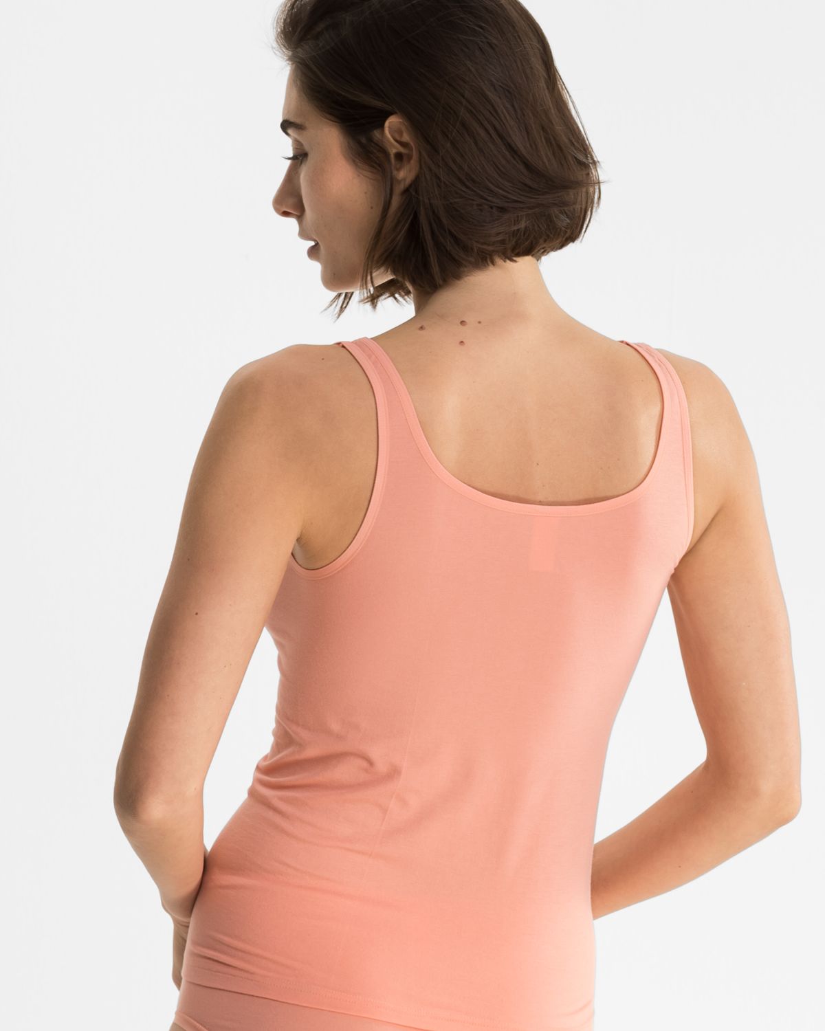 Model trägt Trägerhemd in melone aus der Serie Softfeeling, Ansicht von hinten.