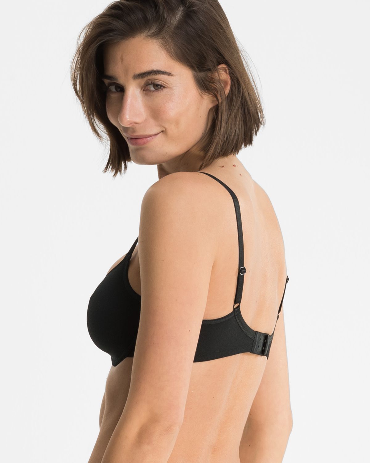 Model trägt Bügel BH in schwarz aus der Serie Softfeeling, Ansicht von hinten.