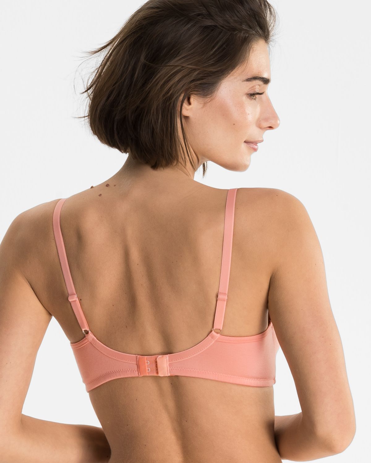 Model trägt Schalen BH non wired in melone aus der Serie Softfeeling, Ansicht von hinten.