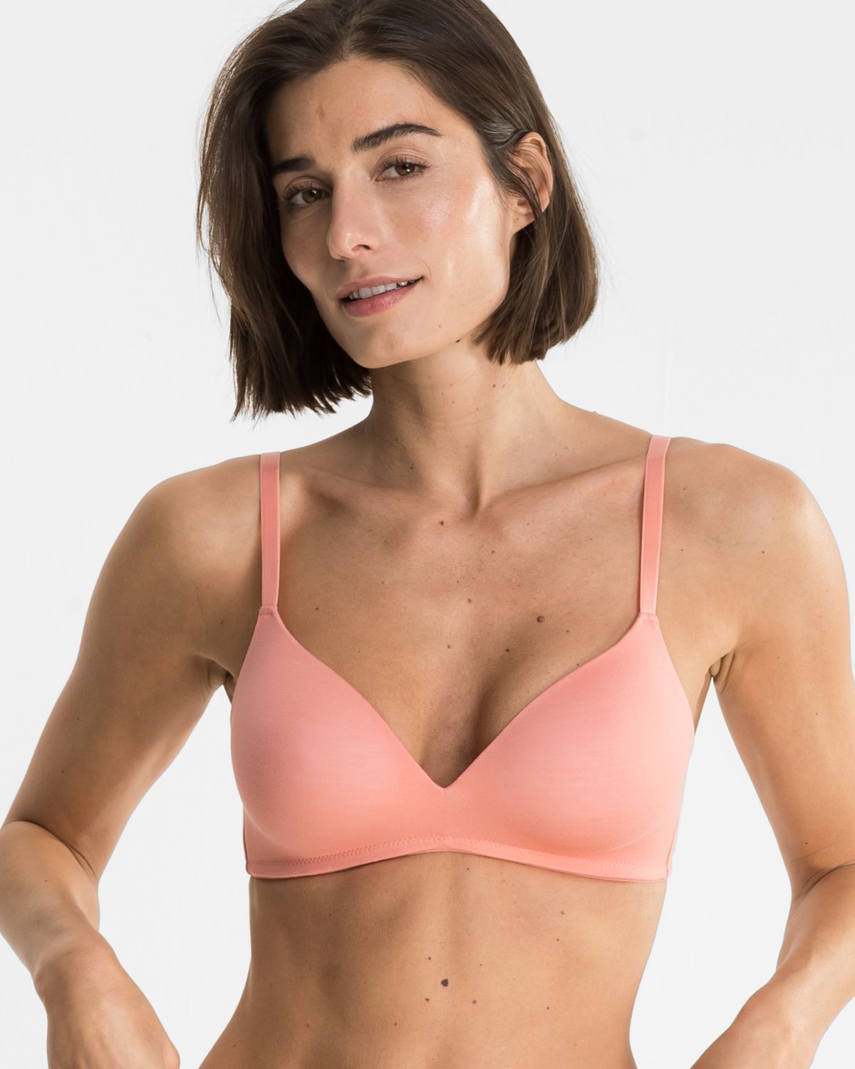 Model trägt Schalen BH non wired in melone aus der Serie Softfeeling, Ansicht von vorne.