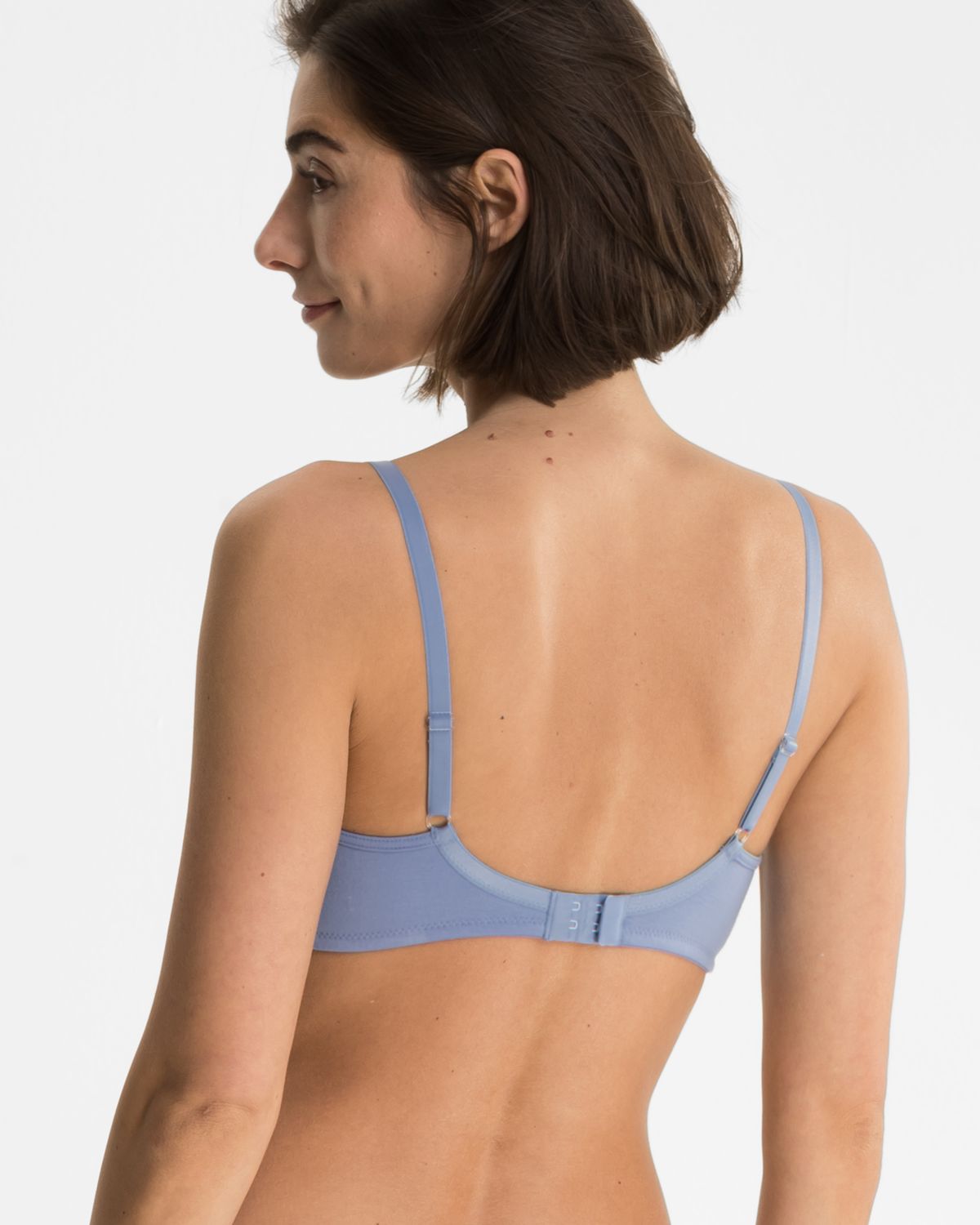 Model trägt Schalen BH non wired in blue aus der Serie Softfeeling, Ansicht von hinten.