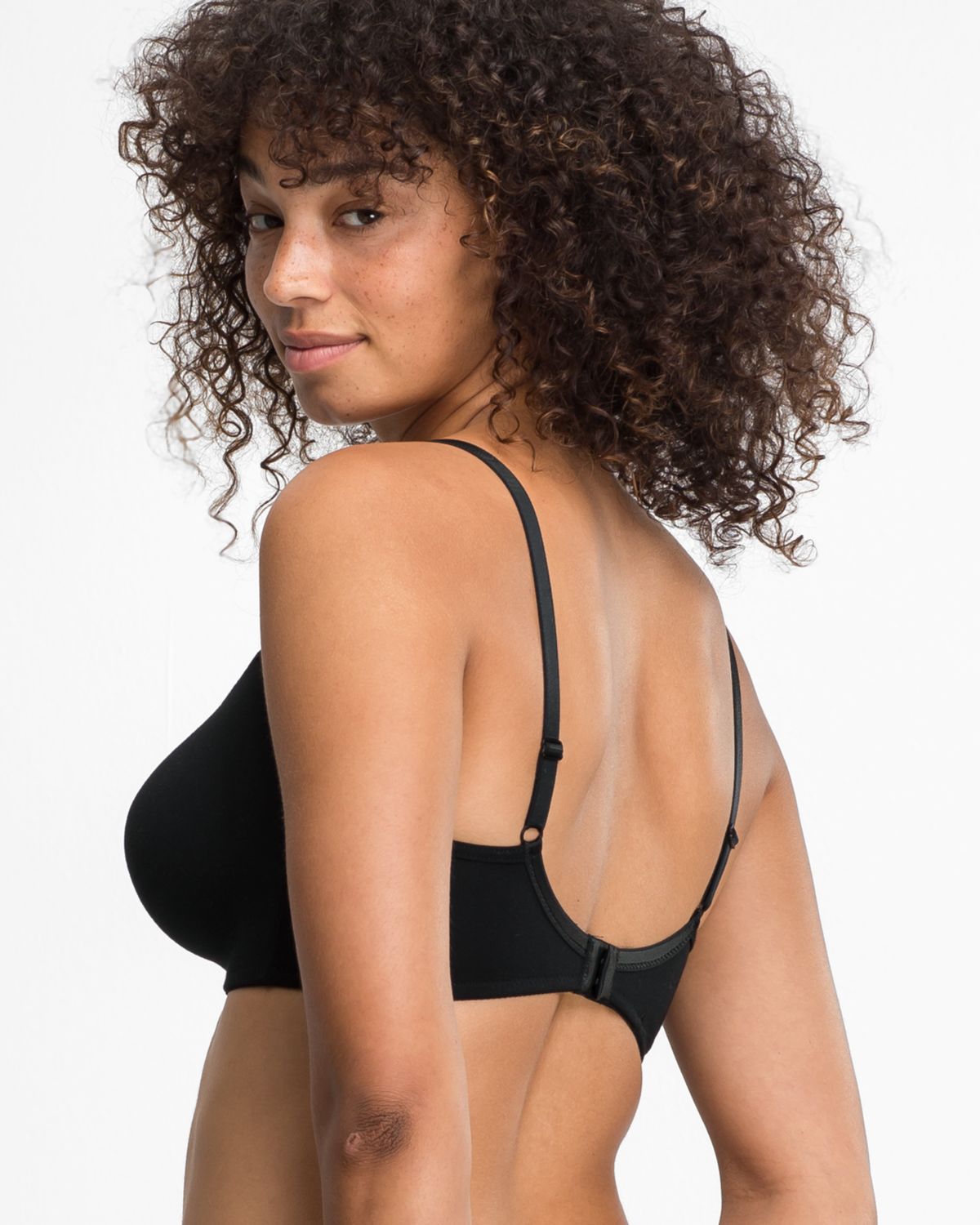 Model trägt Schalen BH non wired in schwarz aus der Serie Softfeeling, Ansicht von hinten.