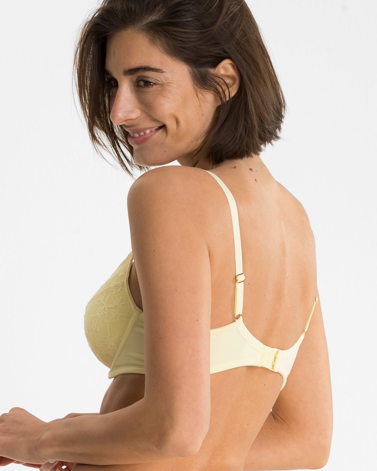 Model trägt Schalen BH mit Bügel in zitrone aus der Serie Romy, Ansicht von hinten.